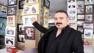 Müşterilerle fotoğraf çekinip duvara asıyor, panoda kendi resmini bulana yemekler ücretsiz