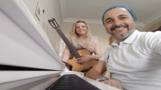 Müzik öğretmeni kardeşleri her yıl anneleri için Anneler Gününe özel beste yapıyor