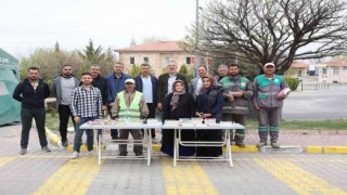 Nevşehirde Mezarlıklara gelen vatandaşlara Yasin-İ Şerif dağıtıldı