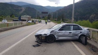Odun yüklü tırın çarptığı otomobil metrelerce sürüklendi: 2 yaralı
