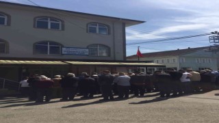 Oğlunu öldürmeye çalışıp, cezaevinde intihar eden baba toprağa verildi