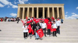Öğrenciler Anıtkabirde