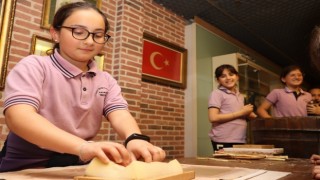 Öğrenciler İbrahim Müteferrika Kağıt Müzesinde kendi kağıtlarını üretiyor
