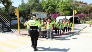 Öğrenciler Trafik Eğitim Parkında kuralları öğreniyor