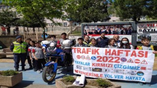 Öğrenciler yol kesip, trafik haftasında farkındalık oluşturdular