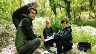 Öğrencilerini ormanda gezdirip ders veriyor