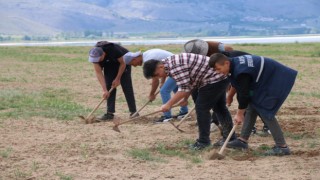 Okulda öğrenci, tarlada çiftçi