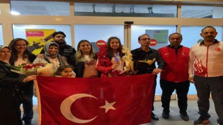Olimpiyat üçüncüsü Arslan çiçeklerle karşılandı