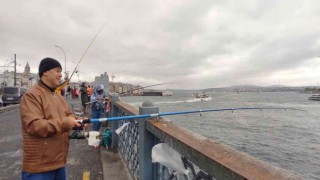 Olta balıkçıları bayramda Galata Köprüsüne akın etti