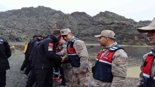 Oltu Çayında kaybolan şahsı arama çalışmaları bayramda da devam ediyor