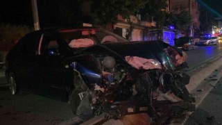 Önce direğe sonra refüje çarpan otomobilin sürücüsü yaralandı