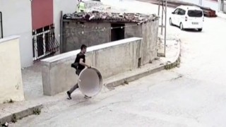 Önce tepsiyi sonra sobayı çaldı: O anlar kamerada