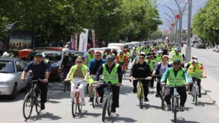 Onlarca bisikletçi bağımlılığa karşı pedal çevirdi
