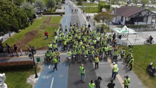Onlarca bisikletçi bağımlılığa karşı sahilde pedal çevirdi, renkli anlar havadan görüntülendi
