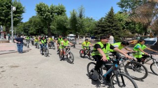 Onlarca bisikletli iklim değişikliğine dikkat çekmek için pedalladı