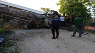 Orduda çakıl yüklü kamyon devrildi: 2 yaralı