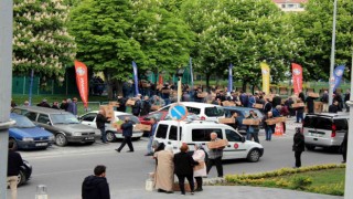 Organik domates fidesi almak için metrelerce kuyruk oluşturdular