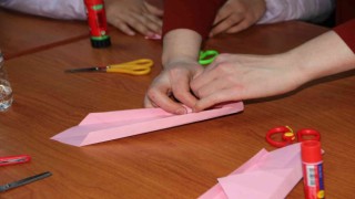 Origami sanatı ile çocuklar hayal güçlerini rengarenk kağıtlara yansıtıyor