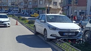 Orta refüje çıkarak kaza yapan yaşlı adam yaralandı