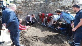 Ortaokul öğrencileri tarihi bin 100lü yıllara dayanan Akçakale Kalesinde kazı yaptı