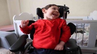 Ortopedi sandalyelerine kavuşan engelli çocukların büyük sevinci