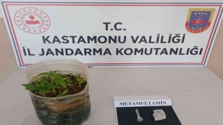 Otobüsle yolculuk yaparken uyuşturucu taşıyan iki kişi gözaltına alındı