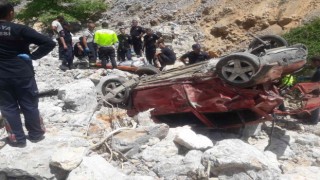 Otomobil 100 metrelik uçuruma yuvarlandı: 1 ölü, 2 yaralı