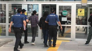 Otomobil çalan hırsızlar, kendilerini görüntüleyen gazetecileri tehdit etti