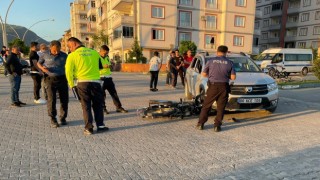 Otomobil ile çarpışan motosikletin sürücüsü yaralandı