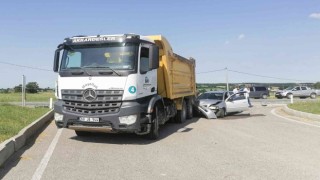 Otomobil kamyona arkadan çarptı: 1 yaralı