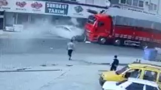 Otomobil karşı şeride geçerek tır ile çarpıştı: 1 ölü,1 yaralı