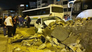 Otomobil karşı şeride geçip duvara çarparak durabildi
