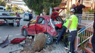 Otomobil, park halindeki otomobilin üzerine uçtu