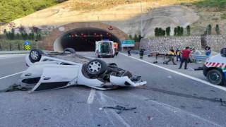 Otomobil, römorklu yol bakım aracına çarpıp takla attı: 6 yaralı