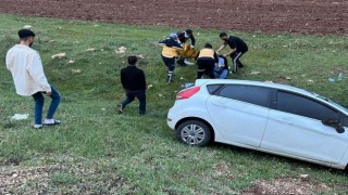 Otomobil şarampole devrildi: 4 yaralı