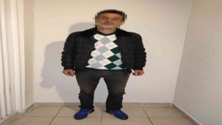 Otomobilden teyp çalan hırsız kamerada, hırsızı ayakkabısı ele verdi