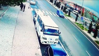 Otomobilin çarptığı motosiklet sürücüsü metrelerce savruldu