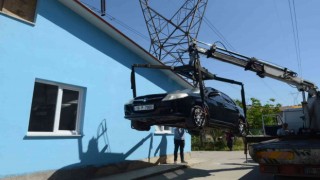 Otomobilini evin önüne park ederek yıkımı engellemek istedi