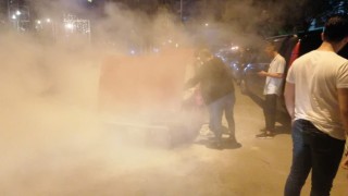 Otomobilinin yandığını fark etmeyen sürücü, vatandaşların uyarısıyla faciadan kurtuldu