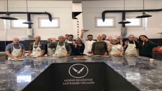 Özel bireyler, Akdeniz Üniversitesinde pizza ve pide yapmayı öğrendi