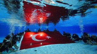 Özel bireyler suyun altında Türk bayrağını dalgalandırdı