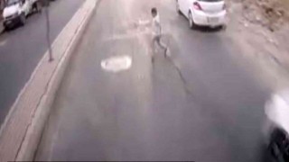 Özel halk otobüsünün çocuğa çarptığı kaza kameraya yansıdı