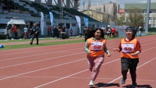 Özel sporcular kıyasıya mücadele etti
