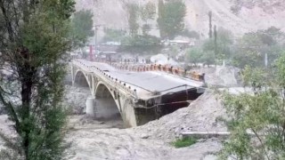 Pakistanda selde köprü yıkıldı