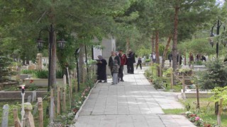 Pandemiyle geçen iki yılın ardından mezarlıklar ziyaretçilerle doldu