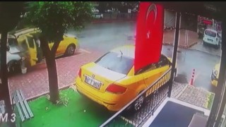 Park halindeki aracını temizleyen taksici ölümden döndü, o anlar kameraya yansıdı