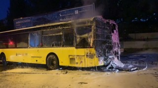 Park halindeki İETT otobüsü alev alev yandı