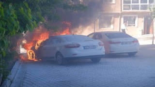 Park halindeki otomobil alev alev yandı