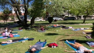 Parkta düzenlenen ücretsiz yoga etkinliği yoğun ilgi gördü
