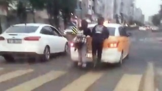 Patenli gençler yoğun trafikte tehlikeye davetiye çıkardı